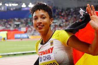 Malaika Mihambo auf der Ehrenrunde in Doha: Noch nie gewann bei einer Leichtathletik-WM eine Weitspringerin mit so hohem Abstand Gold.