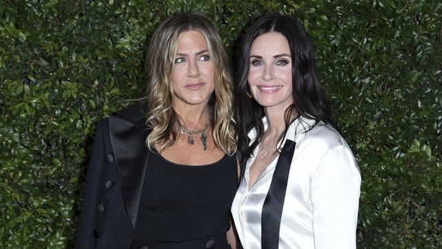 Jennifer Aniston (l) und Courteney Cox 2018 in Malibu.