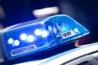 Das Blaulicht eines Streifenwagens leuchtet: Acht Autos der Polizei waren an einer Verfolgungsjagd beteiligt.