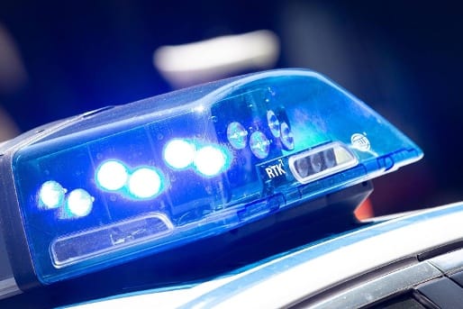 Das Blaulicht eines Streifenwagens leuchtet: Acht Autos der Polizei waren an einer Verfolgungsjagd beteiligt.