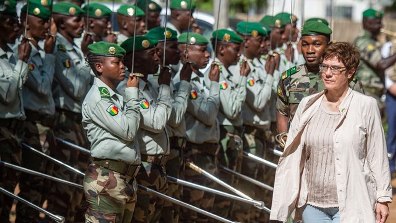 Verteidigungsministerin Kramp-Karrenbauer wird im Ausbildungszentrum der malischen Streitkräfte in Koulikoro mit militärischen Ehren empfangen.