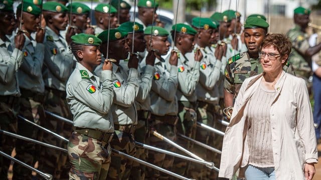 Verteidigungsministerin Kramp-Karrenbauer wird im Ausbildungszentrum der malischen Streitkräfte in Koulikoro mit militärischen Ehren empfangen. Verteidigungsministerin Kramp-Karrenbauer wird im Ausbildungszentrum der malischen Streitkräfte in Koulikoro mit militärischen Ehren empfangen.