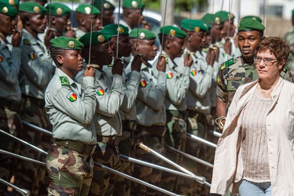 Verteidigungsministerin Kramp-Karrenbauer wird im Ausbildungszentrum der malischen Streitkräfte in Koulikoro mit militärischen Ehren empfangen.