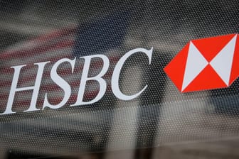 HSBC-Logo: Das Unternehmen beschäftigt weltweit knapp 238.000 Vollzeitkräfte.