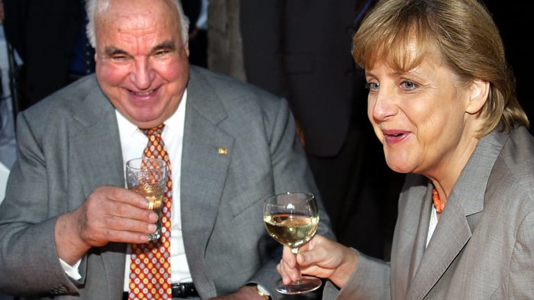 Die damalige CDU-Chefin Angela Merkel und Altkanzler Helmut Kohl trinken auf einem Sommerfest Wein: Deutschland hatte auch vor der Wiedervereinigung kein Ziel, sagte ein anderer, schon gar nicht die Wiedervereinigung.