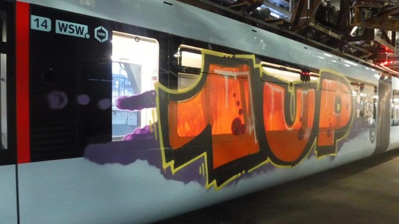 Ein Graffiti an einem Wagen der Wuppertaler Schwebebahn: Die Berliner Crew "1UP" könnte dahinter stecken.