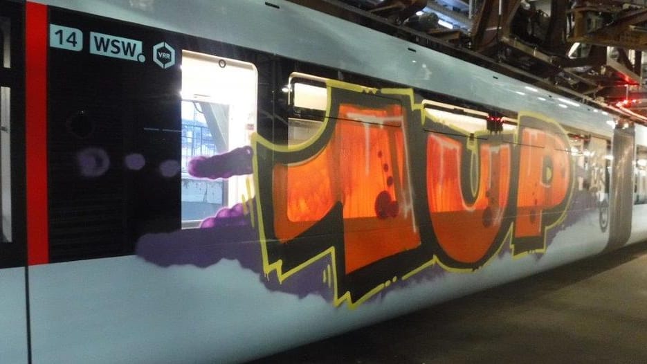 Ein Graffiti an einem Wagen der Wuppertaler Schwebebahn: Die Berliner Crew "1UP" könnte dahinter stecken.