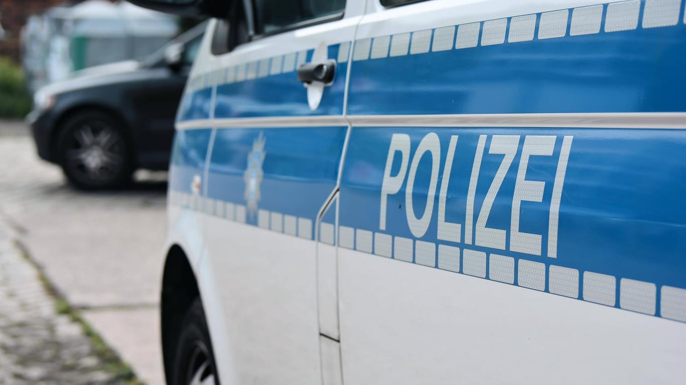 Polizeiauto: In Schleswig-Holstein haben Beamte einen Autofahrer kontrolliert – er hatte fünf Promille. (Symbolbild)