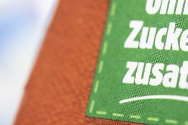 Saftverpackung: Auch Produkte "ohne Zuckerzusatz" können Zucker enthalten.
