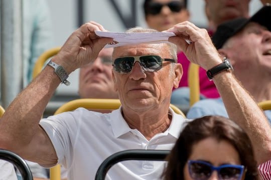 Eduard Geyer 2017 als Zuschauer auf der Tribüne bei einem Fußballspiel in Dresden.