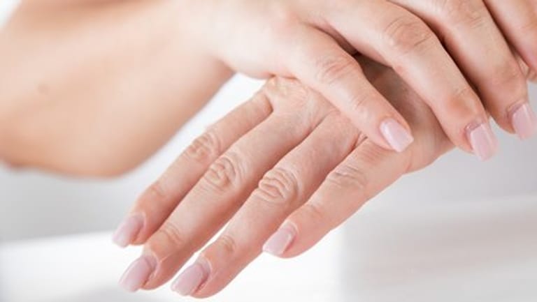 Trockene Hände: Im Winter braucht die Haut mehr Pflege. Tägliches Eincremen hilft, sogenannte Trockenheitsekzeme zu vermeiden.