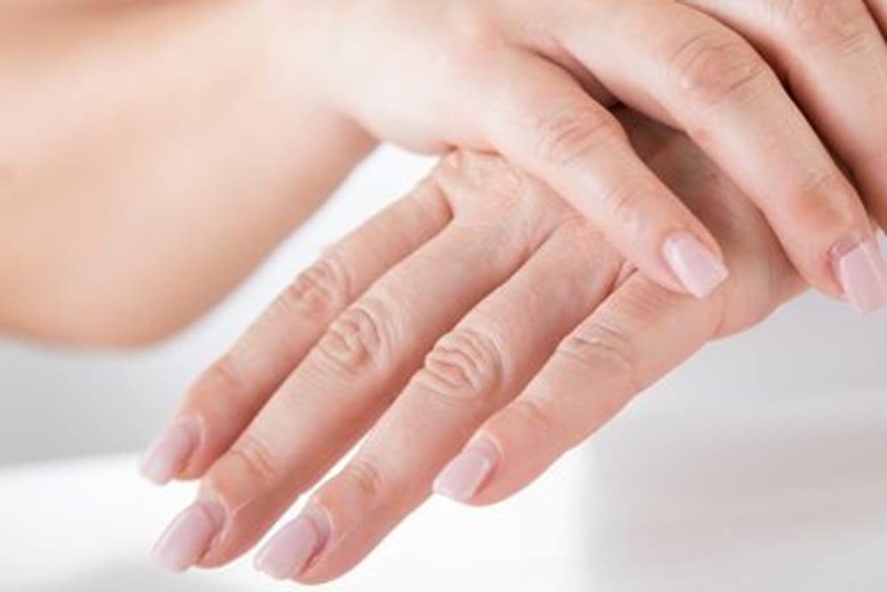 Trockene Hände: Im Winter braucht die Haut mehr Pflege. Tägliches Eincremen hilft, sogenannte Trockenheitsekzeme zu vermeiden.