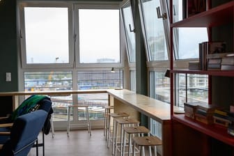 In einem sogenannten Community Raum in einem neugebauten Wohnquartier des WG-Anbieters Medici Living unter der Marke „Quarters“ stehen Stühle an einer Fensterfront.