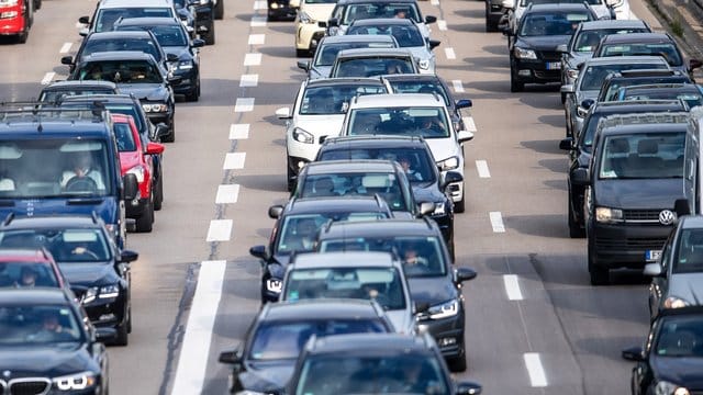 Autofahrer aus 14 Bundesländern sind am kommenden Wochenende auf Deutschlands Straßen unterwegs - weil die Herbstferien beginnen, in die zweite Woche gehen oder enden.