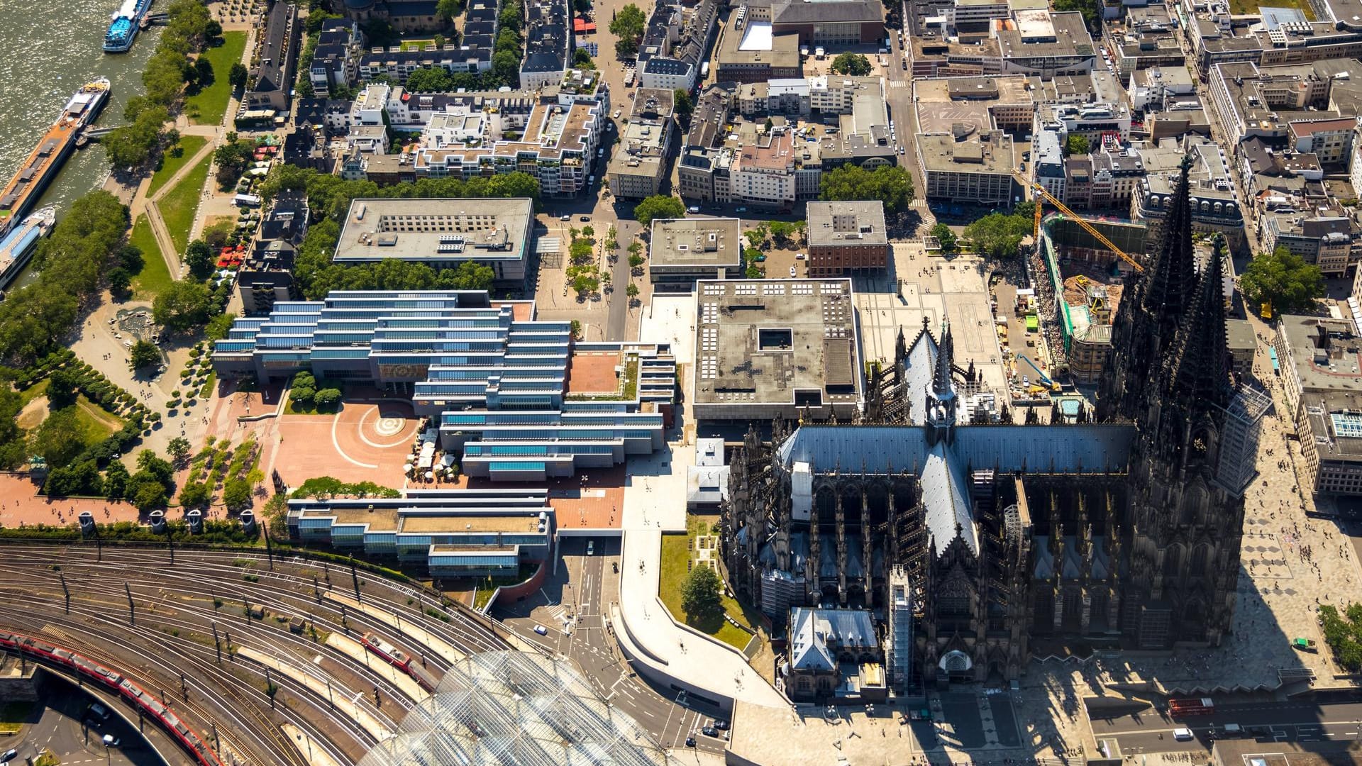 Luftbild vom linksrheinischen Stadtzentrum mit Kölner Dom und Hauptbahnhof: Der Tunnel an der Johannisstraße ist schon lange ein Problem der Stadt und soll saniert werden. Luftbild vom linksrheinischen Stadtzentrum mit Kölner Dom und Hauptbahnhof: Der Tunnel an der Johannisstraße ist schon lange ein Problem der Stadt und soll saniert werden.