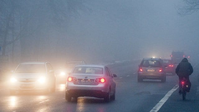 Bei einer Sichtweite von unter 50 Meter raten Experten, nicht schneller als 50 km/h zu fahren. Bei einer Sichtweite von unter 50 Meter raten Experten, nicht schneller als 50 km/h zu fahren.