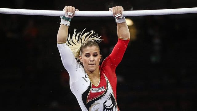 Turnerin Elisabeth Seitz zeigt ihr Können am Stufenbarren.