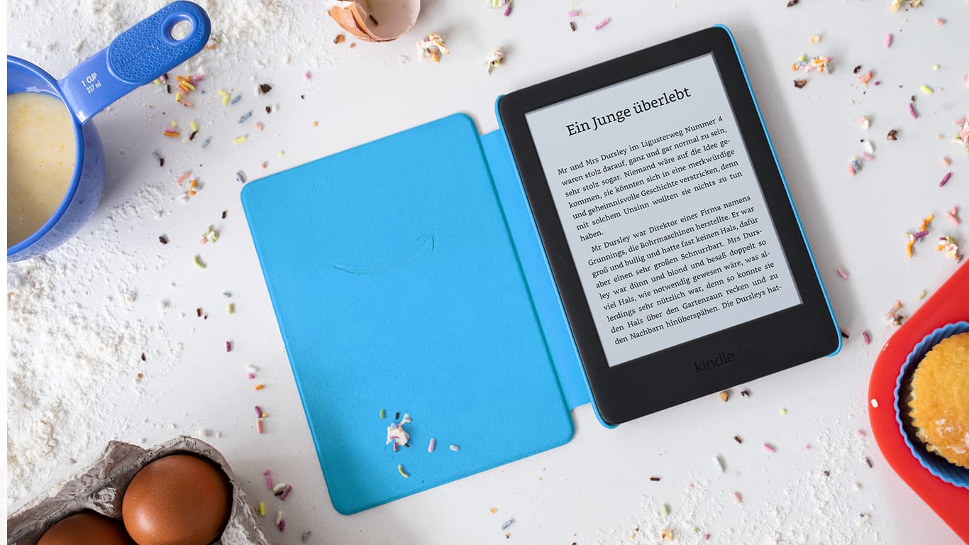 Ein Amazon Kindle Kids Edition liegt auf einem Küchentisch: Amazon will Kinder zum Lesen motivieren.