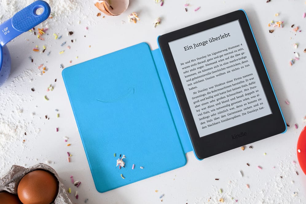 Ein Amazon Kindle Kids Edition liegt auf einem Küchentisch: Amazon will Kinder zum Lesen motivieren.