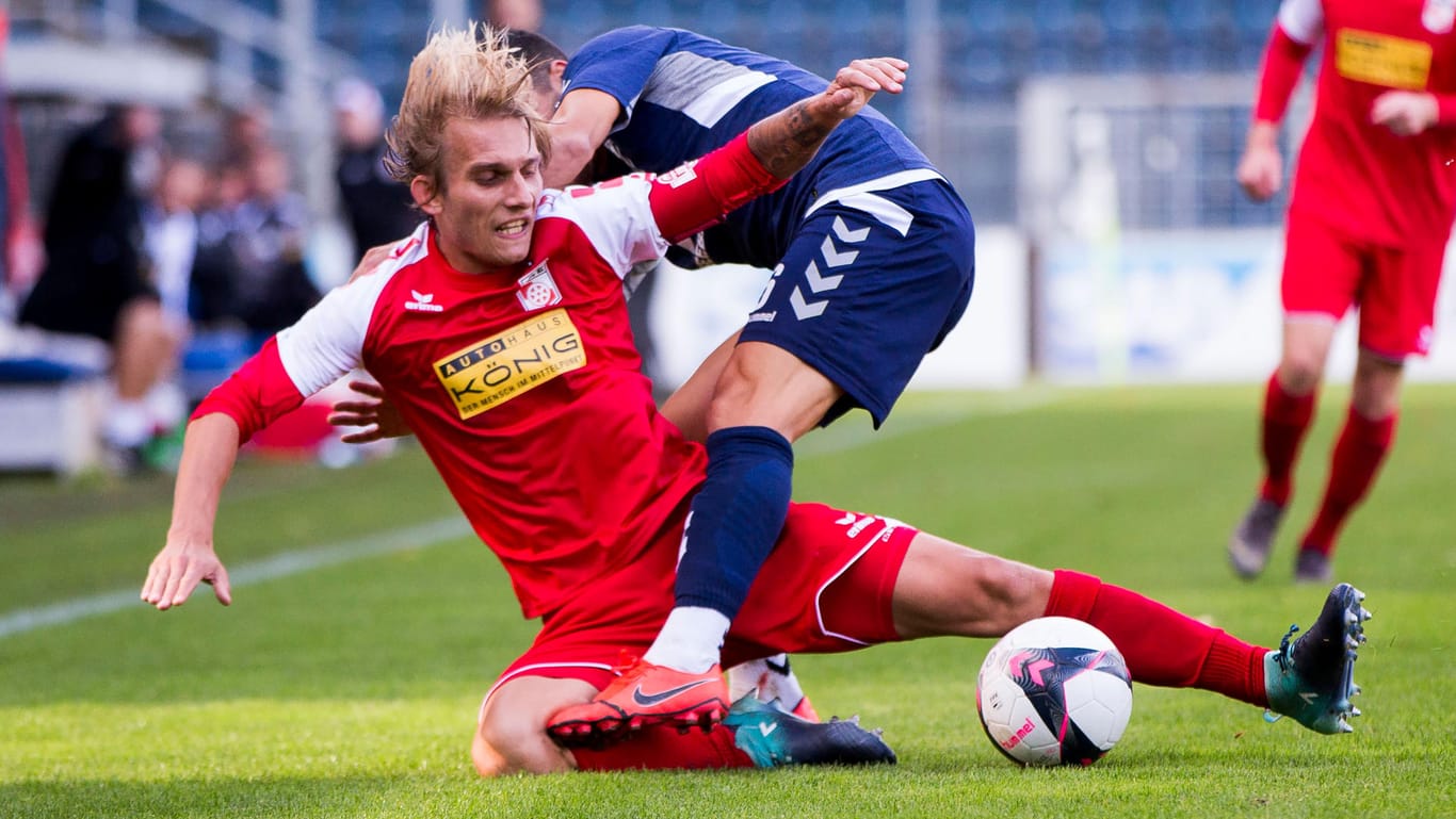 Lukas Novy von Rot-Weiß Erfurt streckt sich im Zweikampf: Für die Thüringer läuft es derzeit alles andere als rund.