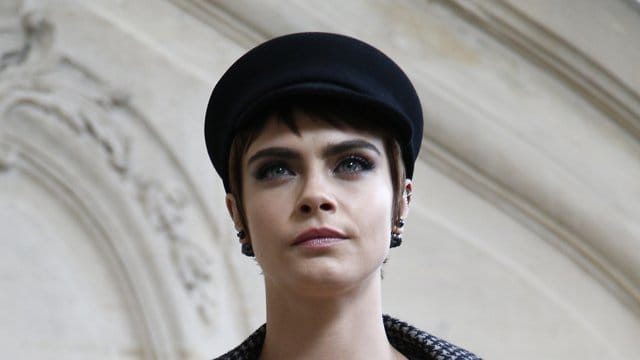 Kleidung schmückt - und schützt vor allem: Cara Delevingne.