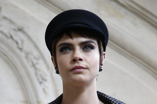 Kleidung schmückt - und schützt vor allem: Cara Delevingne.