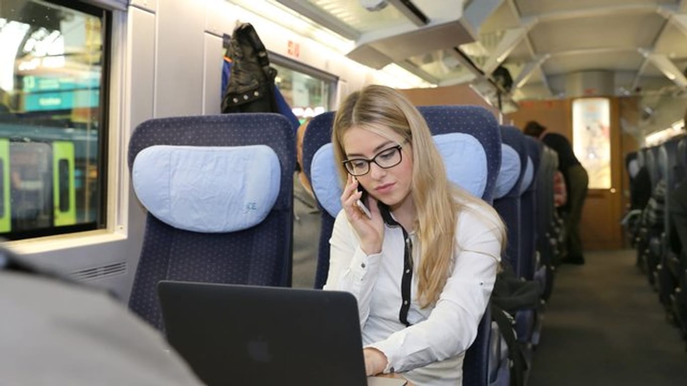 Auf der Zugfahrt schon telefonische Anfragen annehmen? Für die Erreichbarkeit im Job sollten Mitarbeiter feste Regelungen aushandeln.