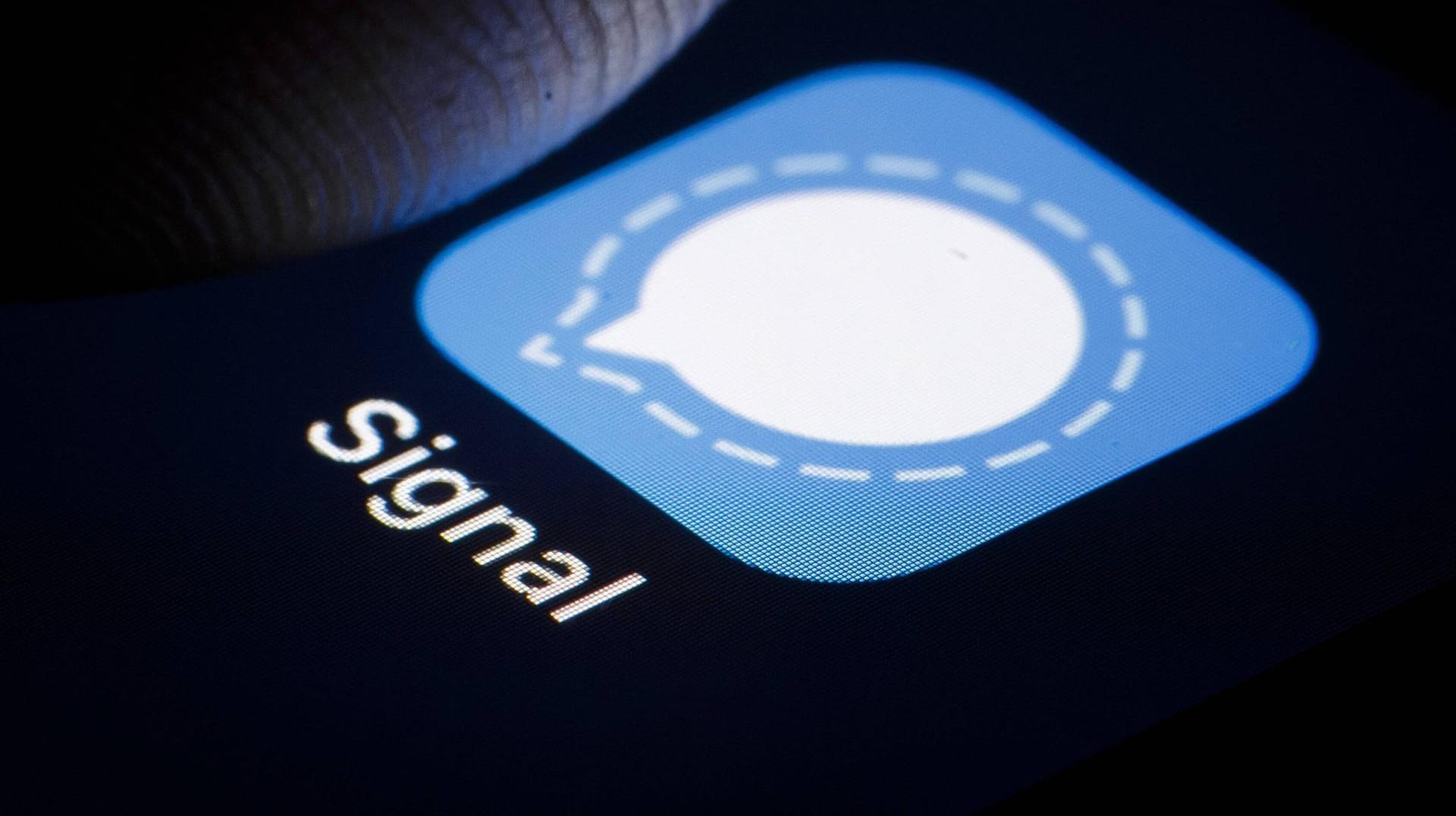 Ein Nutzer öffnet die Signal-App: In dem Messenger gab es eine Sicherheitslücke.