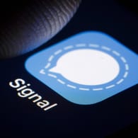 Ein Nutzer öffnet die Signal-App: In dem Messenger gab es eine Sicherheitslücke.
