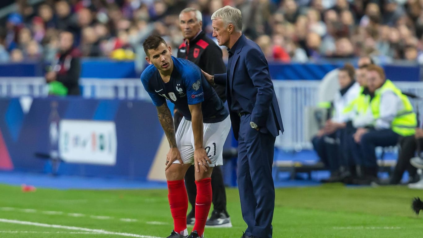 Der französische Fussball-Verband fordert Bayern-Verteidiger Hernández trotz Verletzung zur Nationalmannschaft an.