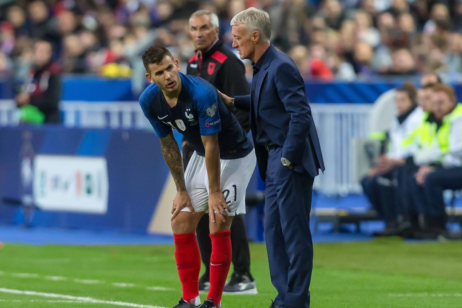 Der französische Fussball-Verband fordert Bayern-Verteidiger Hernández trotz Verletzung zur Nationalmannschaft an.