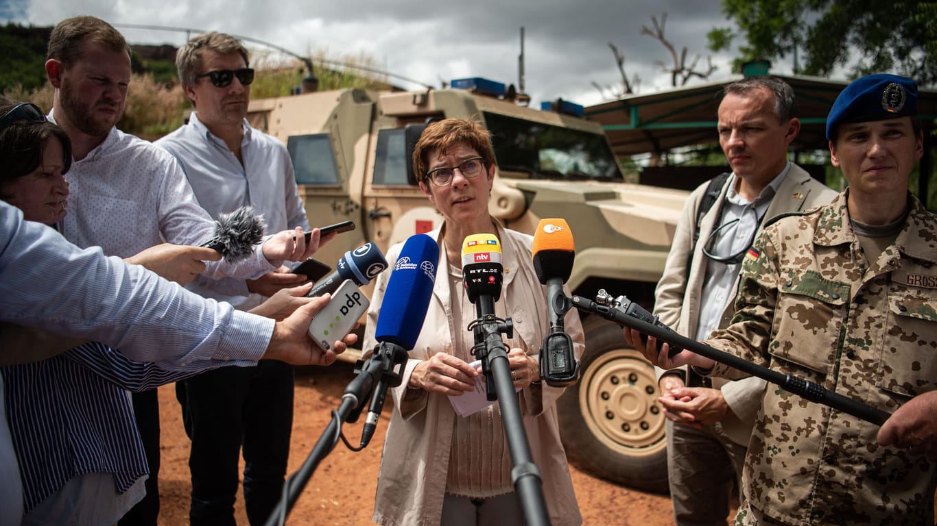 Bundesverteidigungsministerin Annegret Kramp-Karrenbauer in der malischen Stadt Koulikoro: Zur Zeit sind etwa 1100 Bundeswehrsoldaten in dem afrikanischen Land.