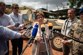 Bundesverteidigungsministerin Annegret Kramp-Karrenbauer in der malischen Stadt Koulikoro: Zur Zeit sind etwa 1100 Bundeswehrsoldaten in dem afrikanischen Land.