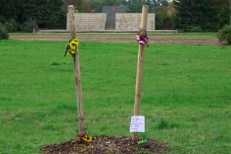 Die Gedenkstätte für das erste Opfer des NSU Enver Simsek in Zwickau: Nach weniger als einem Monat wurde ein hier gepflanzter Baum von Unbekannten abgesägt.