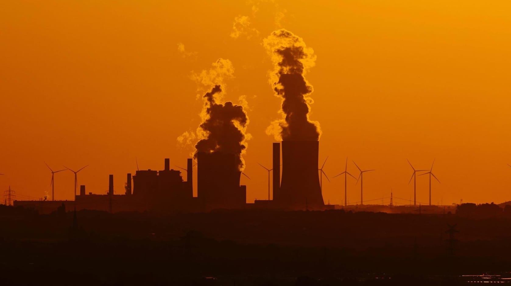 Ein Kraftwerk bei Sonnenuntergang: Vier Punkte sind im neuesten Entwurf des Klimagesetzes verändert worden.