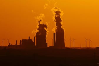 Ein Kraftwerk bei Sonnenuntergang: Vier Punkte sind im neuesten Entwurf des Klimagesetzes verändert worden.