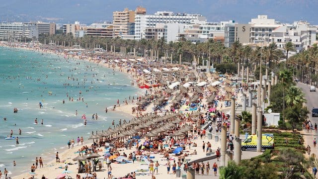 Touristen sonnen sich am "Ballermann"-Strand von El Arenal auf Mallorca, wo ein 18-jähriger Deutscher eine erst 14 Jahre alte Touristin aus Deutschland vergewaltigt haben soll. Touristen sonnen sich am "Ballermann"-Strand von El Arenal auf Mallorca, wo ein 18-jähriger Deutscher eine erst 14 Jahre alte Touristin aus Deutschland vergewaltigt haben soll.