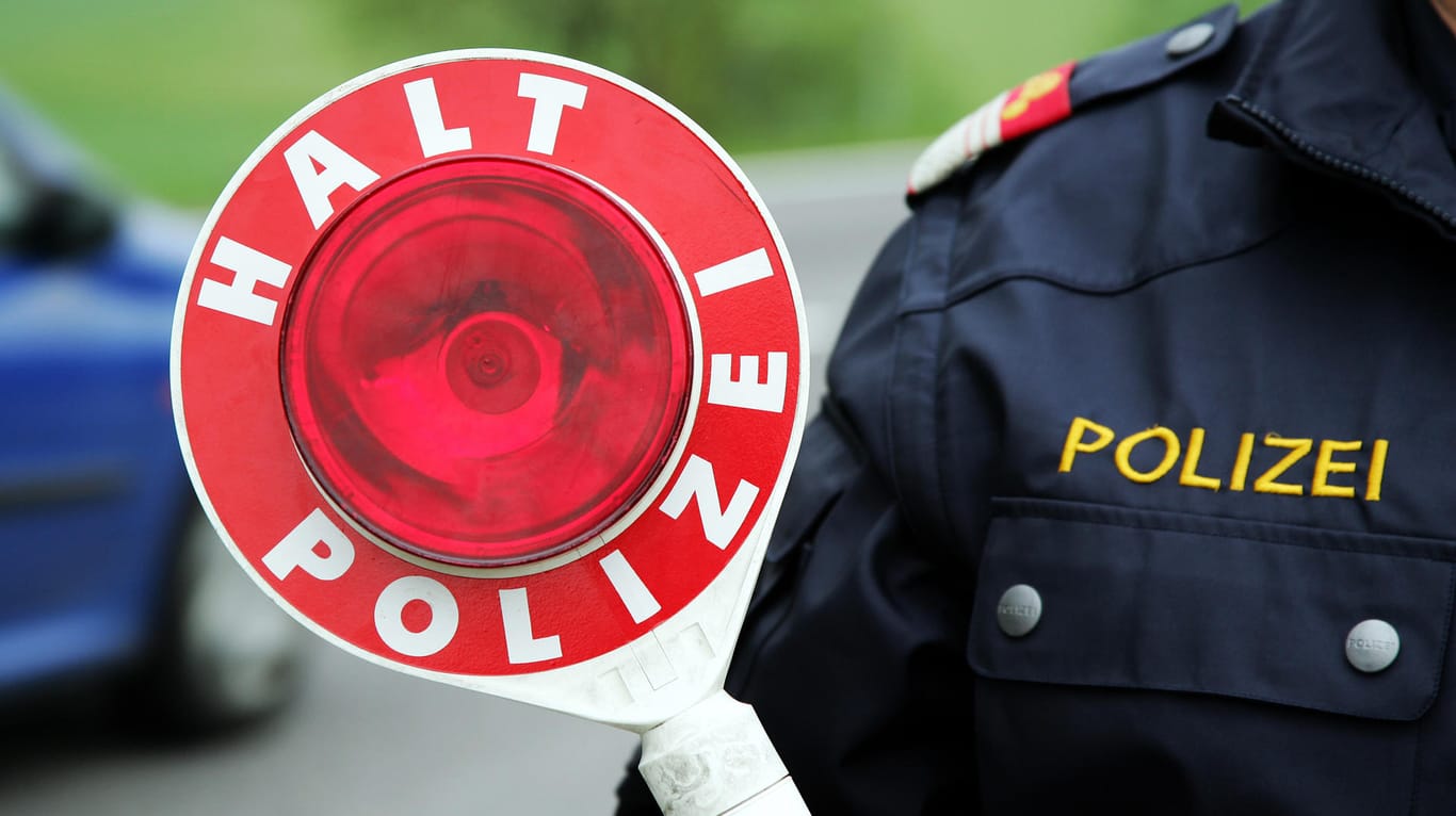 Ein Polizist hält eine Kelle: In Frankfurt stoppten Beamten einen 14-jährigen Raser.