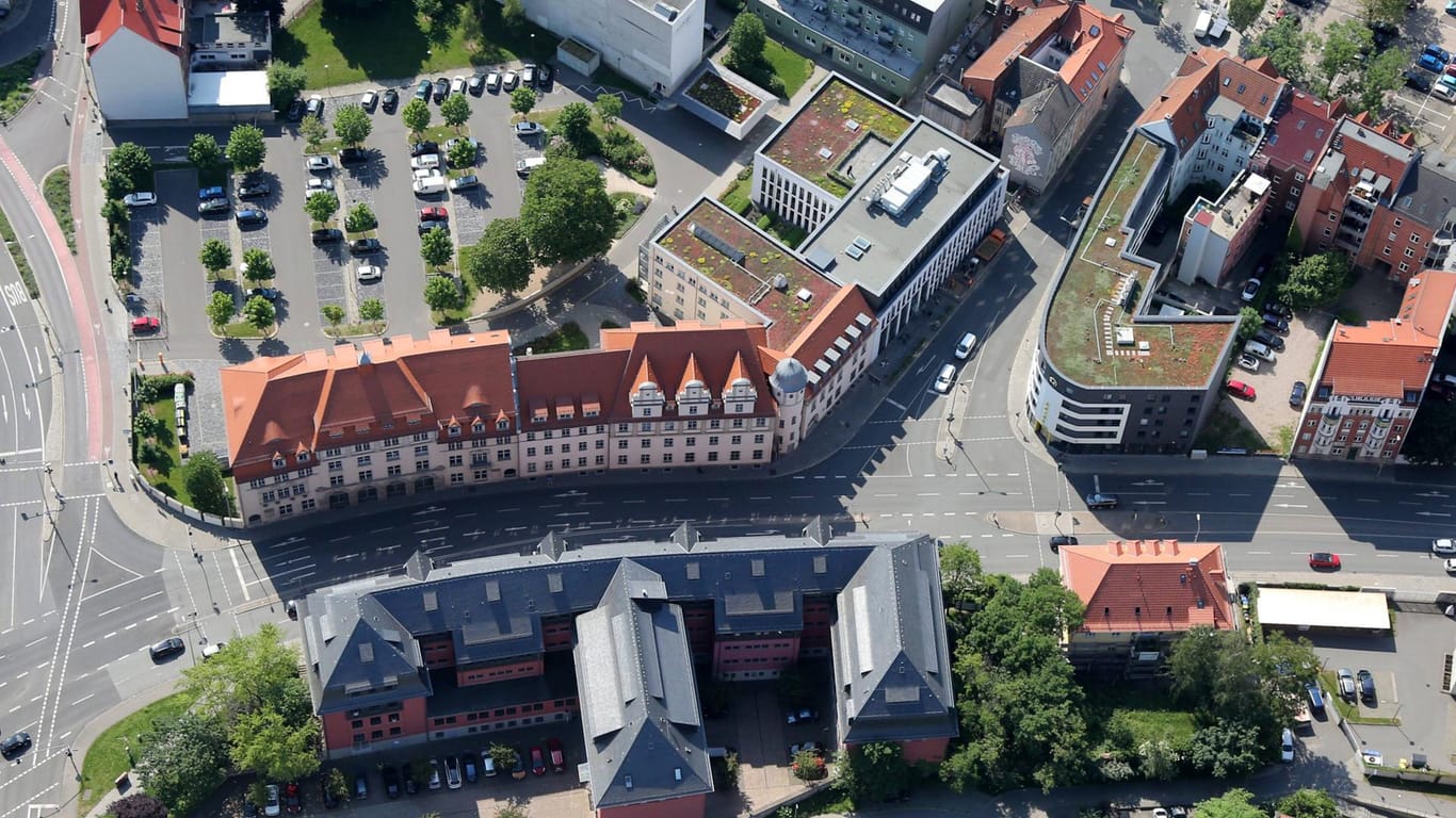 Das Bürgeramt in Erfurt: Unbekannte haben an mehreren Gebäuden von Behörden Farbe geschmiert.