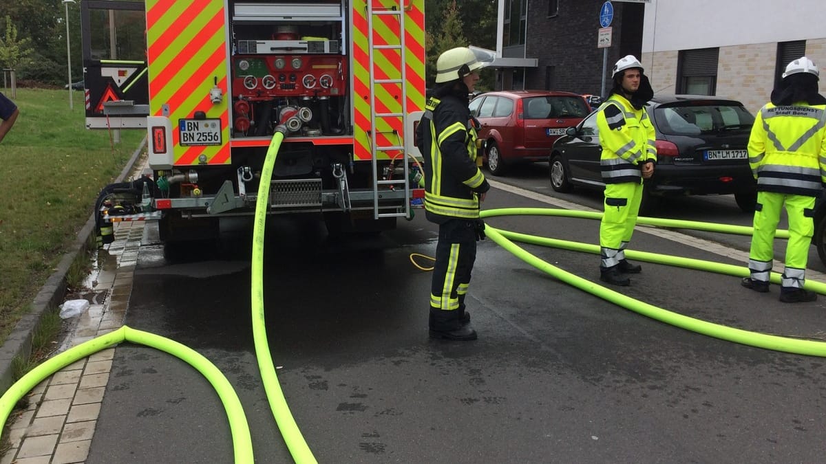 Die Bonner Feuerwehr im Einsatz: In Kessenich ist eine Wohnung vollständig ausgebrannt.