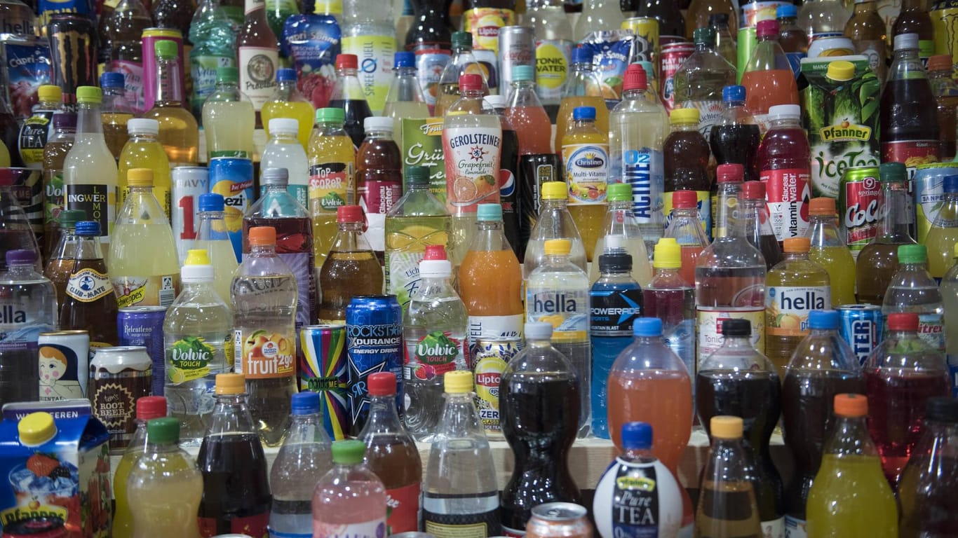 Erfrischungsgetränke: Vom Rückruf sind Glasflaschen in Einheiten 0,5, 0,7 und 0,75 Liter bestimmter Marken betroffen.