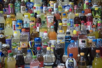Erfrischungsgetränke: Vom Rückruf sind Glasflaschen in Einheiten 0,5, 0,7 und 0,75 Liter bestimmter Marken betroffen.