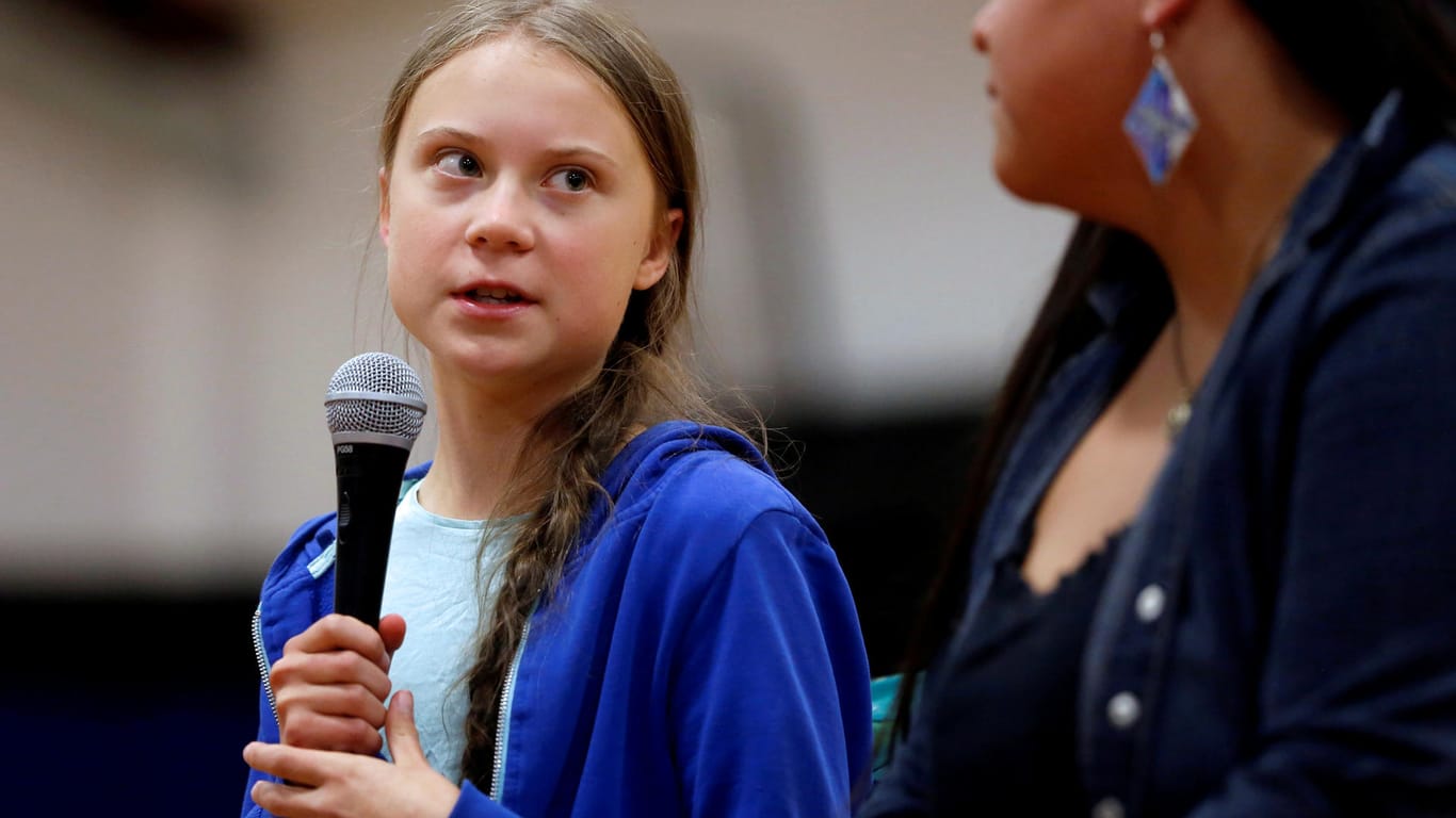 Greta Thunberg (links) bei einem Besuch einer Schule in North Dakota, USA: Der 17-Jährigen schlägt immer wieder Hass entgegen.
