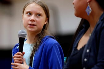 Greta Thunberg (links) bei einem Besuch einer Schule in North Dakota, USA: Der 17-Jährigen schlägt immer wieder Hass entgegen.