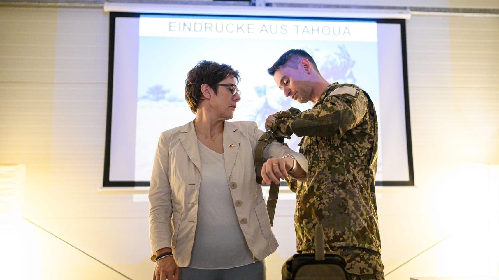 AKK in Niamey: Der Missionsführer der Ausbildungsmission "Gazelle" legt Annegret Kramp-Karrenbauer bei einer Präsentation ein sogenanntes Tourniquet an. Damit lassen sich Gliedmaßen im Falle einer schweren Verletzung abbinden.