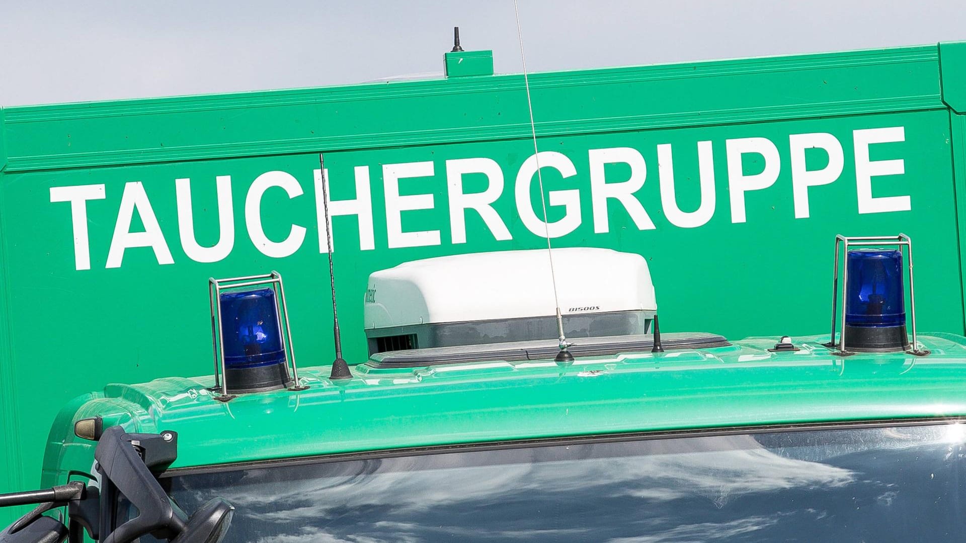 Ein Fahrzeug der Polizeitaucher (Symbolbild): Die Beamten Ermitteln wegen eines Tötungsdelikts. Ein Fahrzeug der Polizeitaucher (Symbolbild): Die Beamten Ermitteln wegen eines Tötungsdelikts.