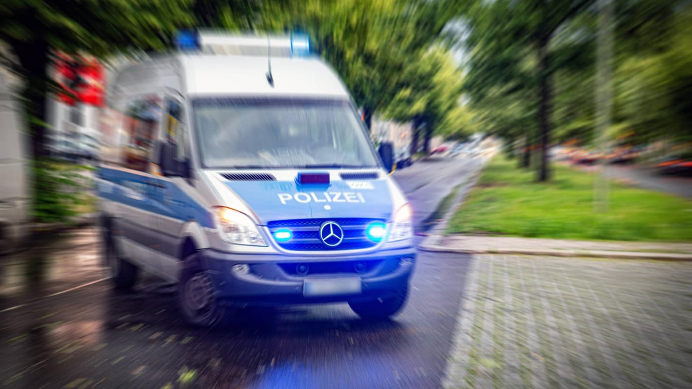 Ein Polizeiauto versperrt eine Straße in Berlin (Symbolbild): Trotz wiederholter Versuche konnten die Beamten den Rollerfahrer nicht festnehmen.