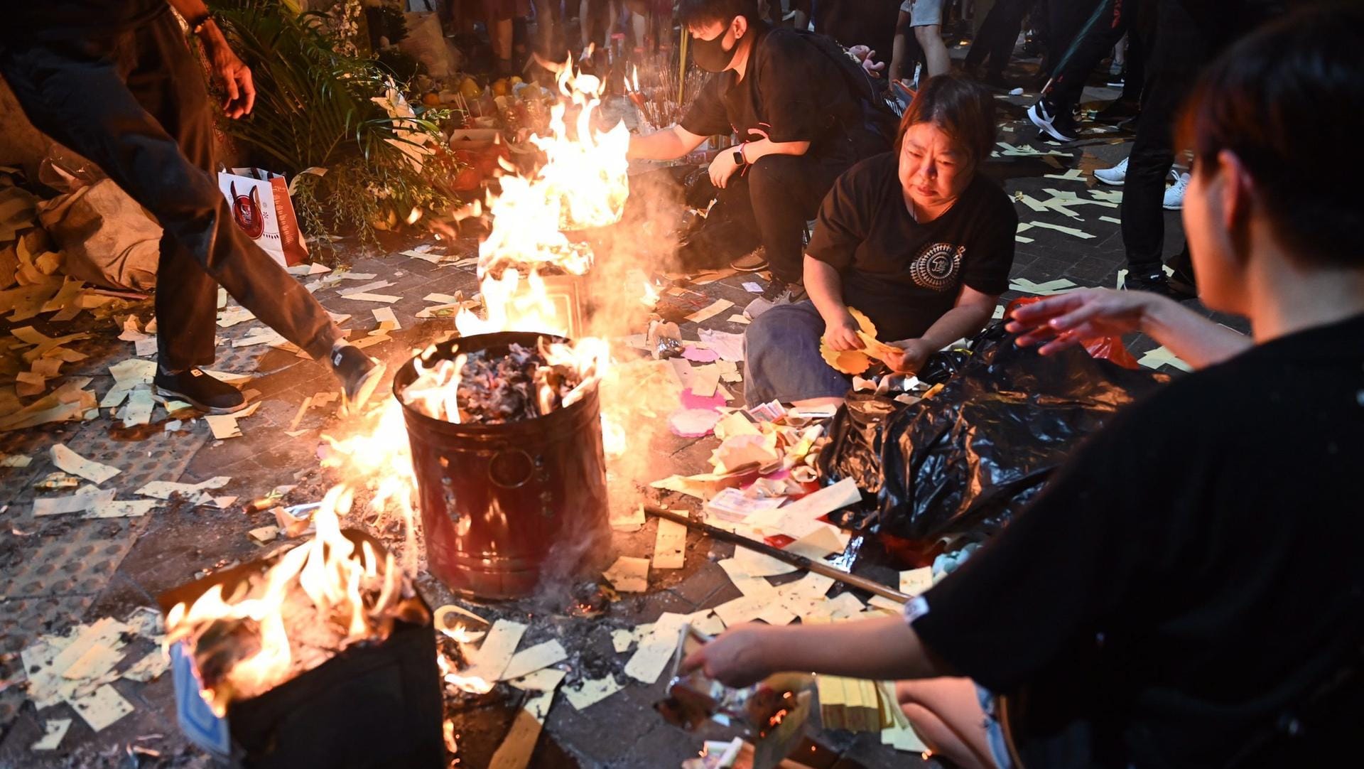 Demonstranten verbrennen sogenanntes "Schicksalspapier" an der King Edward U-Bahnstation in Hongkong: Beim Chung Yeung Fest wird in der chinesischen Tradition der Toten gedacht.