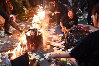 Demonstranten verbrennen sogenanntes "Schicksalspapier" an der King Edward U-Bahnstation in Hongkong: Beim Chung Yeung Fest wird in der chinesischen Tradition der Toten gedacht.