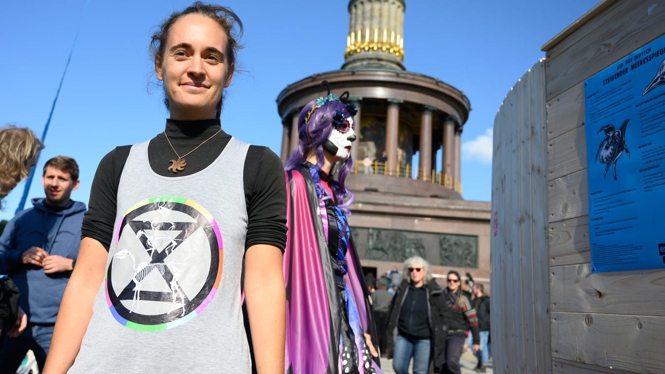 Carola Rackete vor der Siegesäule in Berlin: Aktivisten der Gruppe Extinction Rebellion halten den Verkehrskreisel aus Protest gegen die Klimapolitik besetzt.